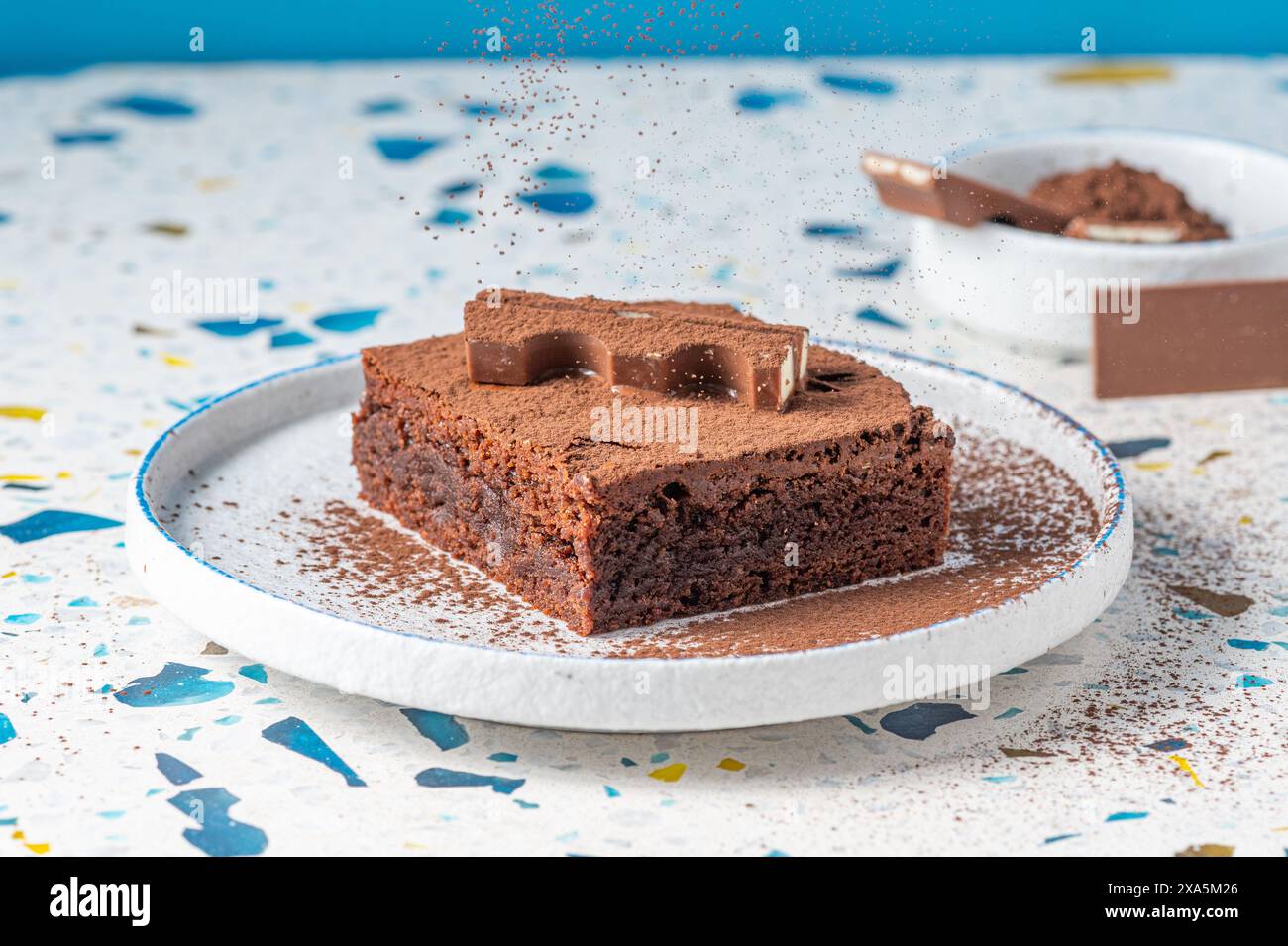 Ein leckerer Brownie mit Schokoladenfrosting und ein bisschen fehlend Stockfoto