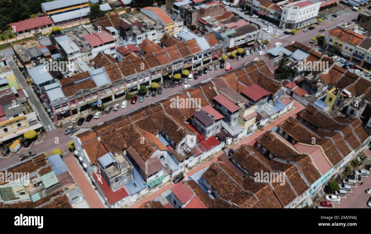 Verschwommener Blick von oben auf die Altstadt von Kuala Kubu Baharu in Hulu Selangor. Stockfoto