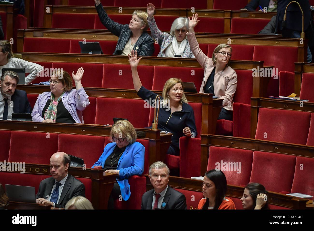 Paris, Frankreich. Juni 2024. Die französischen Parlamentsabgeordneten stimmen während einer parlamentarischen Aussprache über das Gesetz über das Sterberecht, bekannt als "Lebensende" oder "Sterbehilfe", in der Nationalversammlung in Paris am 4. Juni 2024 über Artikel ab. Foto: Firas Abdullah/ABACAPRESS. COM Credit: Abaca Press/Alamy Live News Stockfoto