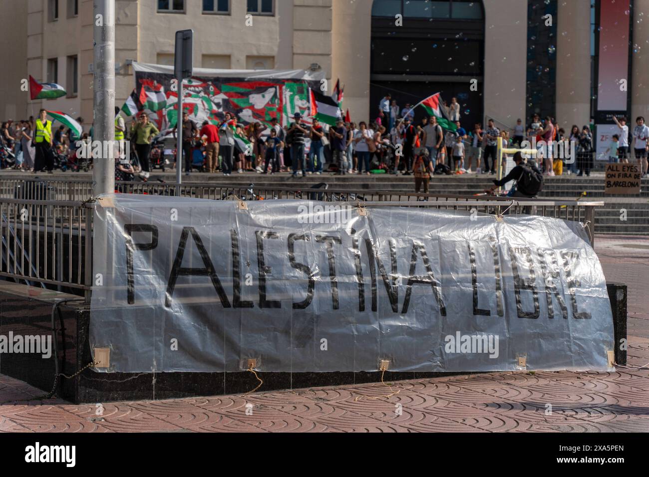 Demonstration anarchistischer Kollektive aus dem Stadtteil Sants gegen die Drohnenmesse in der Fira de Barcelona, an der sich Rüstungsunternehmen, einschließlich israelischer Unternehmen, beteiligen. Das Kollektiv, das palästinensische Fahnen trug, ging zu den Toren der Messe, wo ein starker Polizeieinsatz ihnen den Weg blockierte. Manifestación de los colectivos anarquistas del Barrio de Sants en contra de la feria de Drones que se celebra en la Fira de Barcelona, en la que participan empresas de armamento, entre ellas empresas israelíes. El colectivo, que portaba banderas palestinas, ha ido hasta las puertas Stockfoto