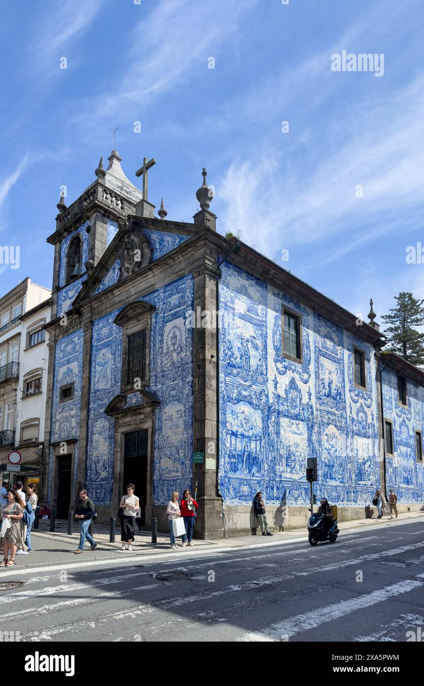 Die blauen Azulejo-Fliesen bedeckten Capela das Almas, die Kapelle von Santa Catarina, auch bekannt als die Kapelle der Seelen in Porto Stockfoto