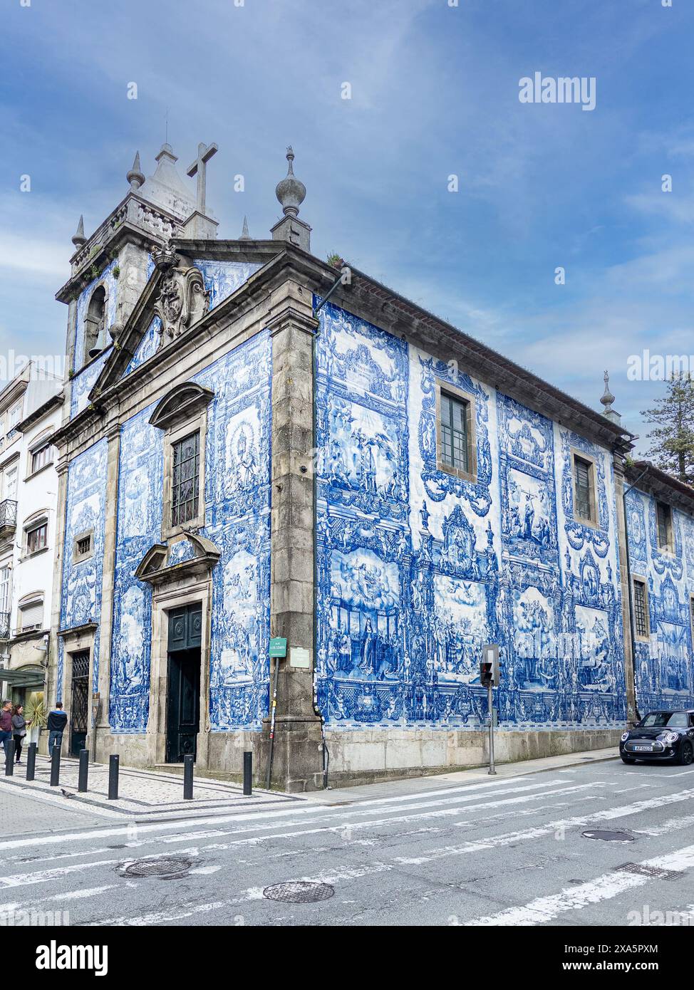 Die blauen Azulejo-Fliesen bedeckten Capela das Almas, die Kapelle von Santa Catarina, auch bekannt als die Kapelle der Seelen in Porto Stockfoto