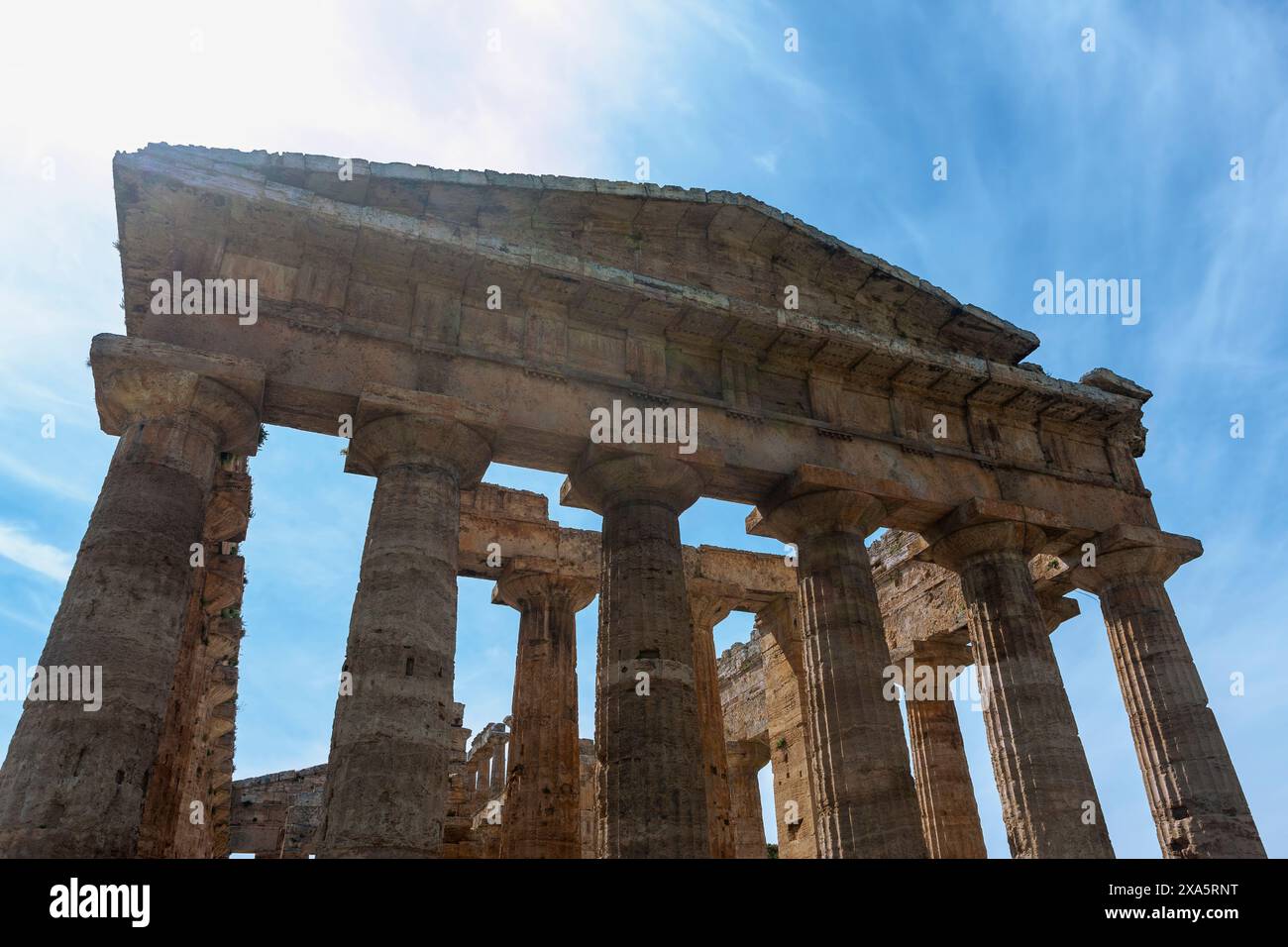 Der Tempel von Hera II. (Auch fälschlicherweise Tempel des Neptun oder des Poseidon genannt), ein griechischer Tempel, der um 450 v. Chr. in Paestum, Kampanien, Italien erbaut wurde Stockfoto