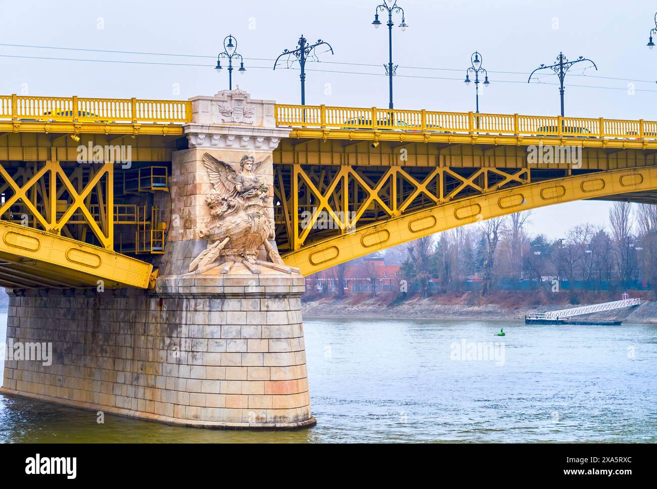 Die Basreliefstatue des Alten Gottes auf der Steinsäule der Margaretenbrücke, Budapest, Ungarn Stockfoto