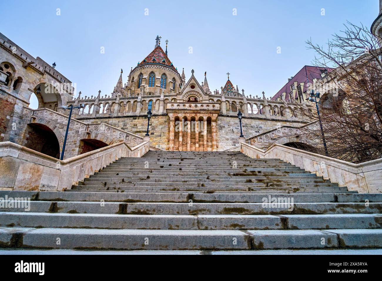 Die Treppe führt zur kunstvoll geschnitzten Fischbastei auf dem Heiligen Dreifaltigkeitsplatz in Budapest, Ungarn. Stockfoto