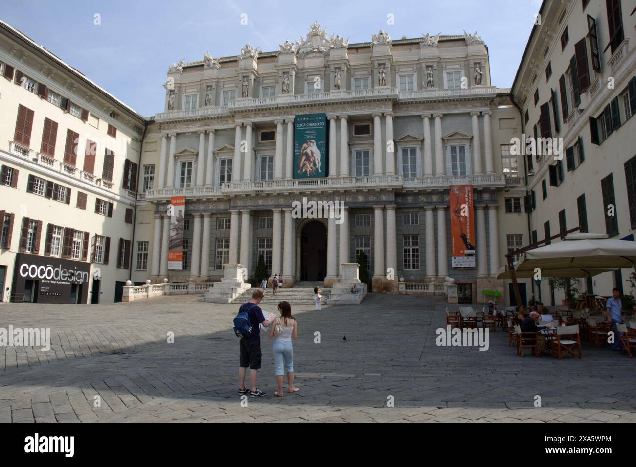 Junge Paare durchsuchen ihre Karte auf der Piazza Giacomo Matteotti vor dem Palazzo Ducal (Dogenpalast) in Genua, Italien Stockfoto