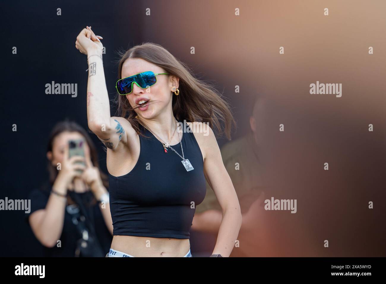 Die Sängerin Angelina Mango tritt am 4. Juni 2024 auf der Bühne auf dem Ottagono-Platz im ipercoop Mongolfiera in Molfetta auf. Die neue Star der italienischen Szene, Angelina Mango, signiert Kopien ihres neuen Albums „Poke Melodrama“ auf dem Ottagono-Platz im ipercoop Mongolfiera in Molfetta. Der Künstler mit kristallklarem Talent erlebt einen goldenen Moment: Vom Eurovision Song Contest 2024 bis zum Triumph des letzten Sanremo Festivals erobert der Song La Noia Fans und Charts. (Foto: Davide Pischettola/NurPhoto)0 Stockfoto