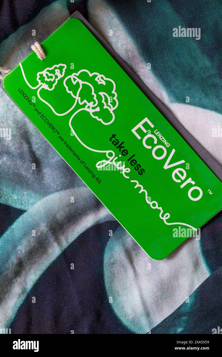 Lenzing EcoVero Label-Tag in Manns Hemd - weniger nehmen, mehr geben Stockfoto