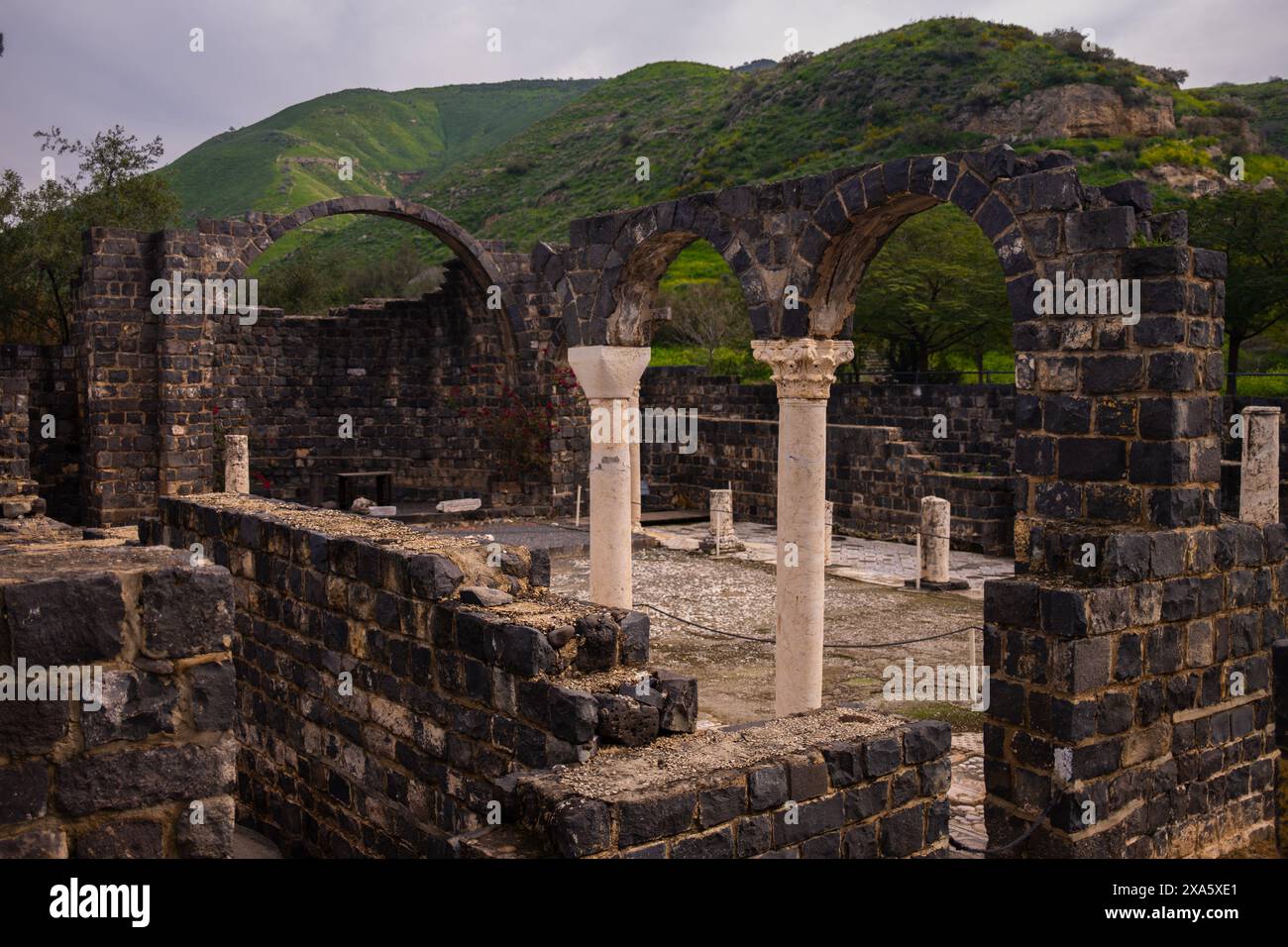 Die byzantinischen Klosterruinen im Kursi-Nationalpark, Golanhöhen, Israel, sind ein archäologisches Zeugnis der biblischen Geschichte des Ortes. Stockfoto