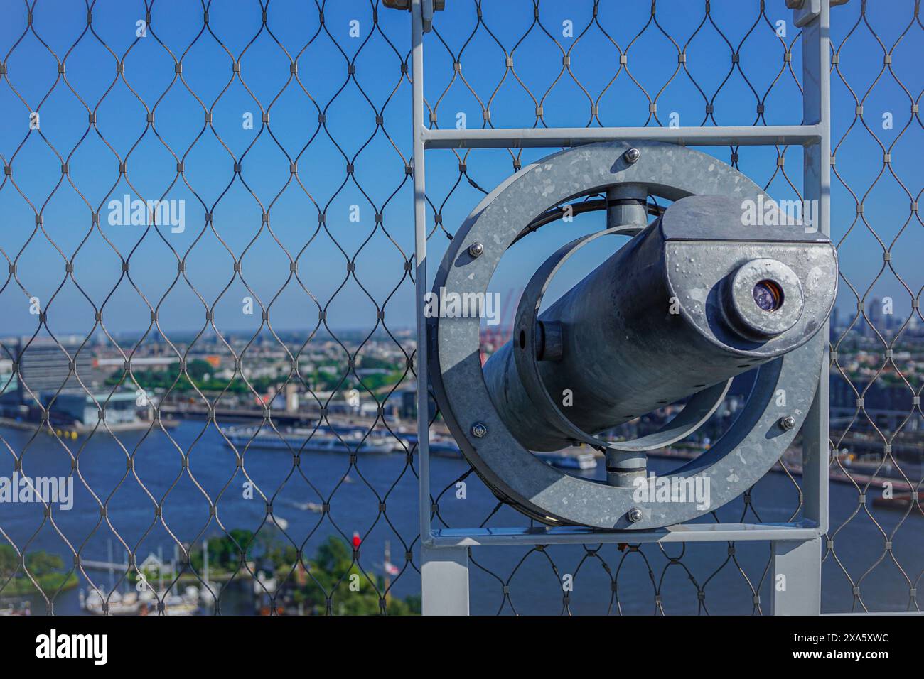 Ein Fernglas mit Blick auf die Stadt Stockfoto