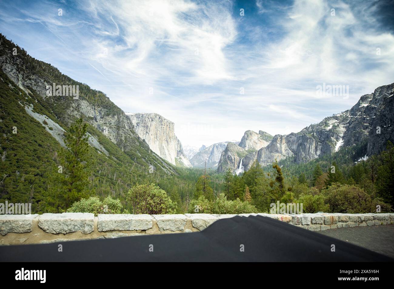 Ein malerischer Blick auf den Yosemite-Nationalpark mit riesigen Bergen Stockfoto