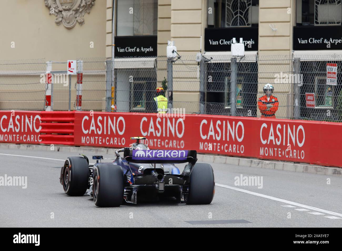 Monte Carlo, Fürstentum Monaco. Mai 2024. Formel 1 Grand Prix de Monaco auf dem Circuit de Monaco in Monte Carlo. Im Bild: Logan Sargeant (USA) von Williams Racing in Williams FW46 auf der Avenue de Monte-Carlo während des ersten Trainings © Piotr Zajac/Alamy Live News Stockfoto