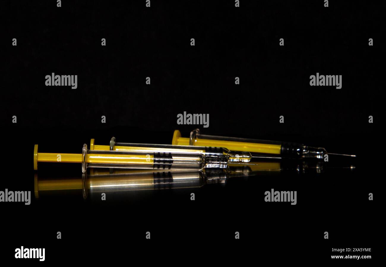 Eine Sammlung von Spritzen auf dunklem Hintergrund. Stockfoto