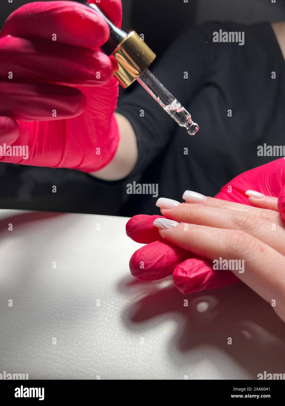 Eine Frau, die eine Maniküre von einem Künstler erhält Stockfoto