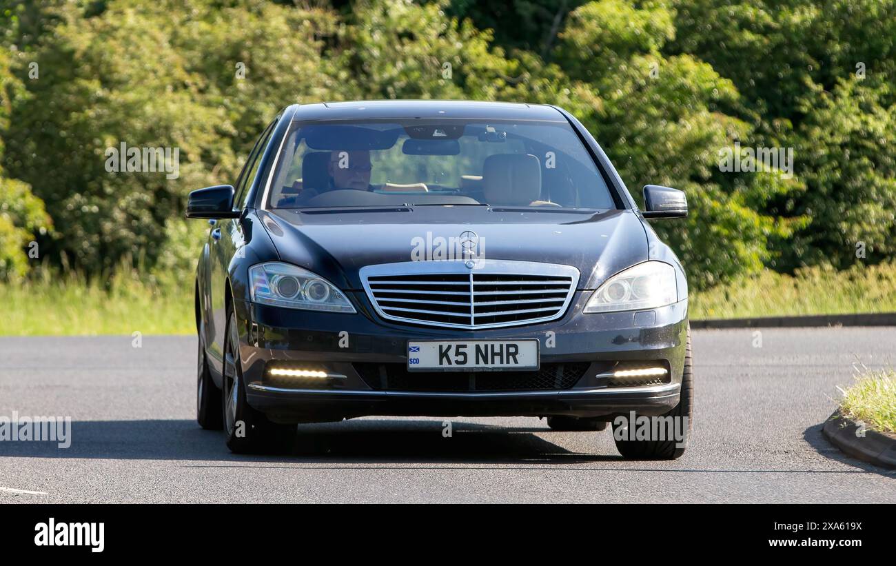 Stony Stratford, Großbritannien - 2. Juni 2024: 2010 Mercedes-Klasse s500 fährt auf einer britischen Landstraße Stockfoto