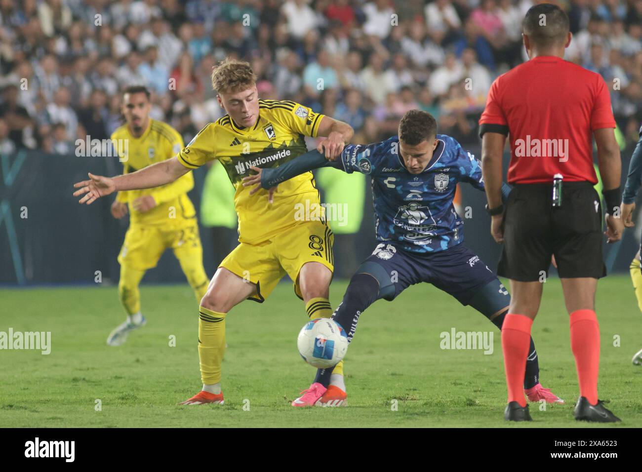 Pachuca De Soto, Hidalgo, Mexiko. Juni 2024. Aidan Morris #8 von Columbus Crew und Nelson Deossa #6 von Pachuca kämpfen um den Ball während des Finalspiels des CONCACAF Champions Cup 2024 zwischen Columbus Crew und Tuzos de Pachuca in Estadio Hidalgo. Pachuca schlägt Columbus Crew mit 3:0. (Kreditbild: © Ismael Rosas/OKULARIS via ZUMA Press Wire) NUR REDAKTIONELLE VERWENDUNG! Nicht für kommerzielle ZWECKE! Stockfoto