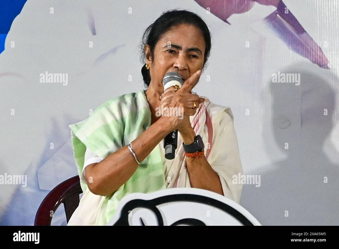 Kalkutta, Indien. Juni 2024. Mamata Banerjee, der Vorsitzende des indischen Bundesstaates Westbengalen und der Vorsitzende der Partei Trinamool Congress (TMC), spricht nach einem Sieg in den meisten Sitzen bei den Lok Sabha-Wahlen 2024 im Bundesstaat Westbengalen an die Medien. (Foto: Dipayan Bose/SOPA Images/SIPA USA) Credit: SIPA USA/Alamy Live News Stockfoto