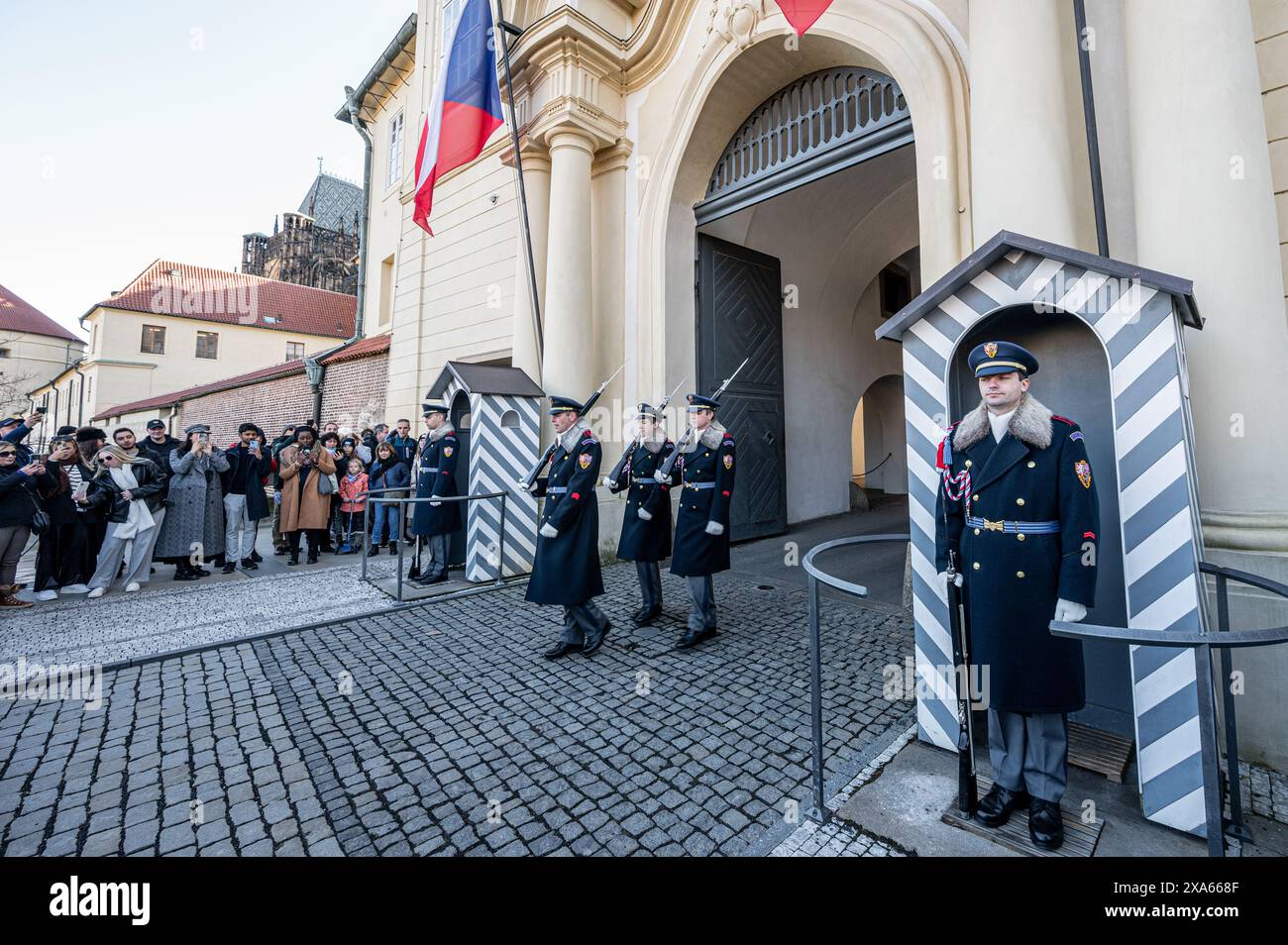 Die Militärgarde in Uniform steht an einem Gebäude in Prag, Tschechien Stockfoto Die Militärgarde in Uniform steht an einem Gebäude in Prag, Tschechien Stockfoto