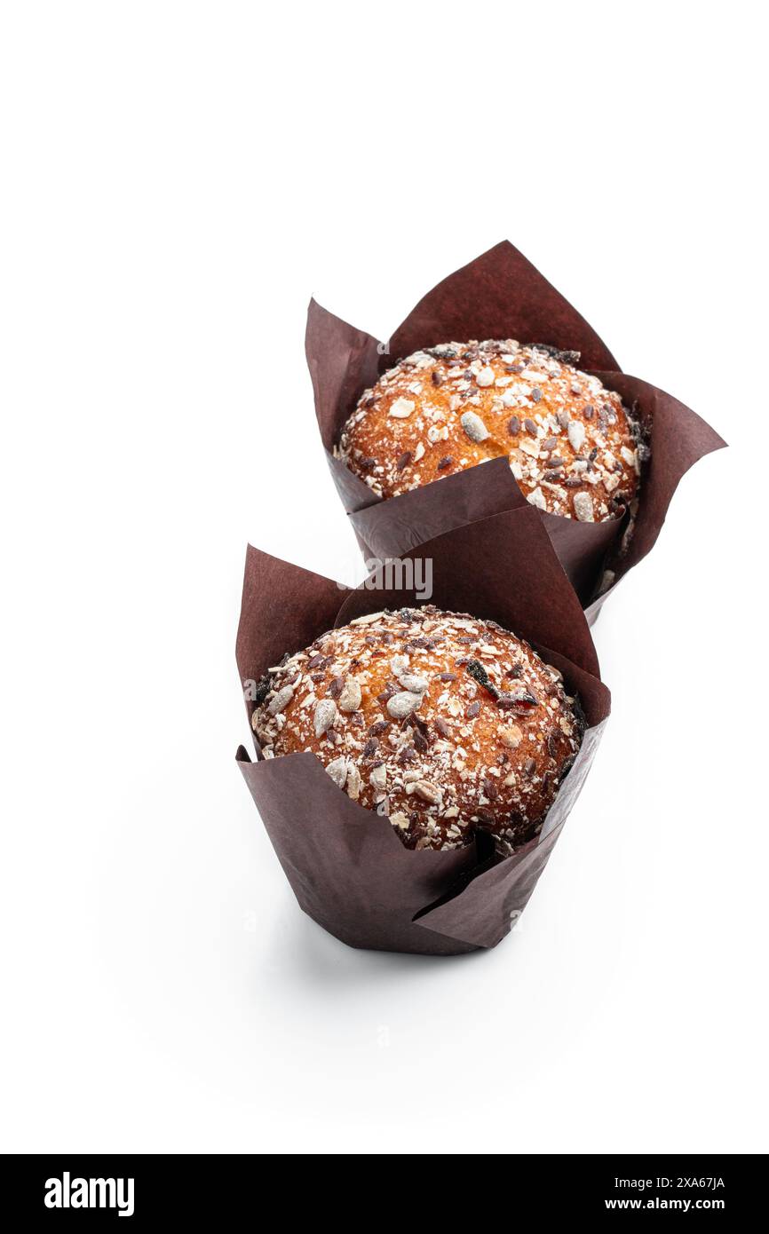 Hausgemachte, köstliche Vollkorn-Muffins, isoliert auf Weiß Stockfoto Hausgemachte, köstliche Vollkorn-Muffins, isoliert auf Weiß Stockfoto