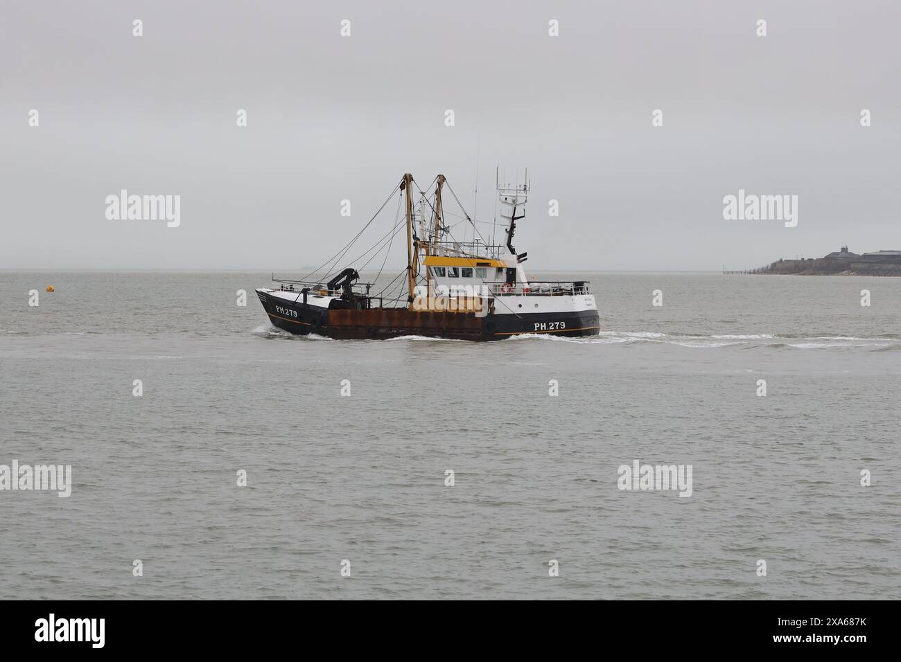 Das Jakobsmuschelbagger-Fischerboot FV WHITE ROSE (PH279) fährt vom Hafen ab und fährt in den Solent Stockfoto