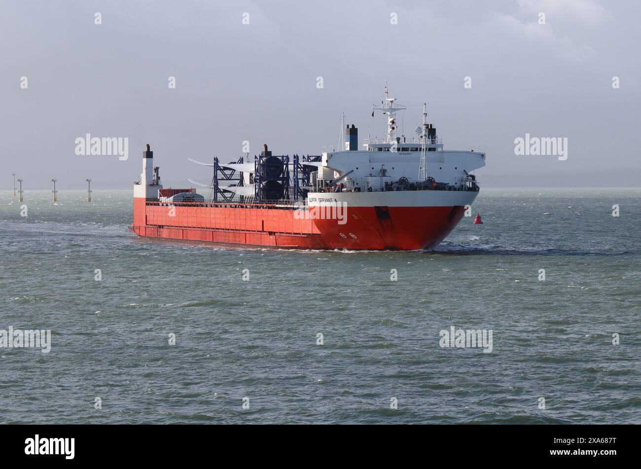 Das Schwerlastschiff MV SUPER SERVANT 4 kommt mit einer Ladung Windturbinenschaufeln an Stockfoto