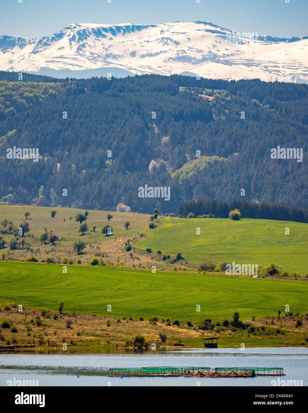 Ein Fluss mit schneebedeckten Bergen im Hintergrund Stockfoto