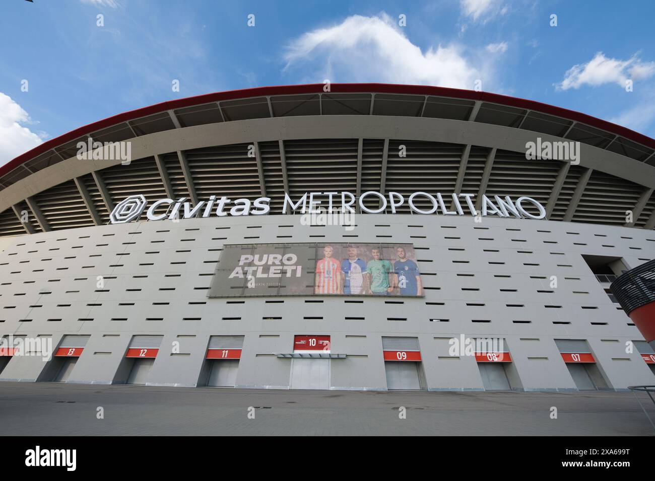 Blick auf die Flagge des Atletico de Madrid am Cívitas Metropolitano s mit dem traditionellen Schild anstelle des neuen, das von heute in Kraft geblieben ist Stockfoto