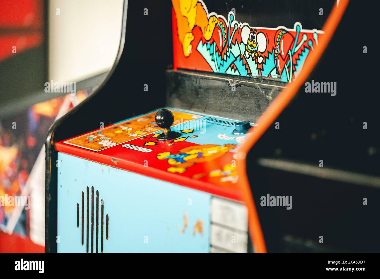Vintage-Videospielkonsole in einem Museum mit sichtbarer Frontplatte Stockfoto