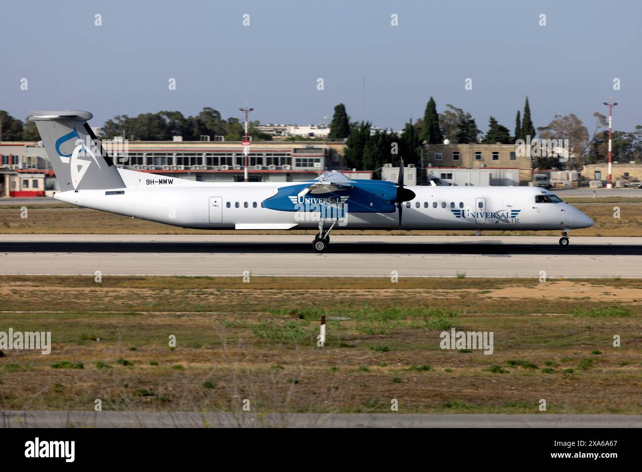 Universal Air Bombardier DHC-8-402 Q400 (REG: 9H-MMW), 2. Dash 8 im Einsatz mit Universal Air. Stockfoto