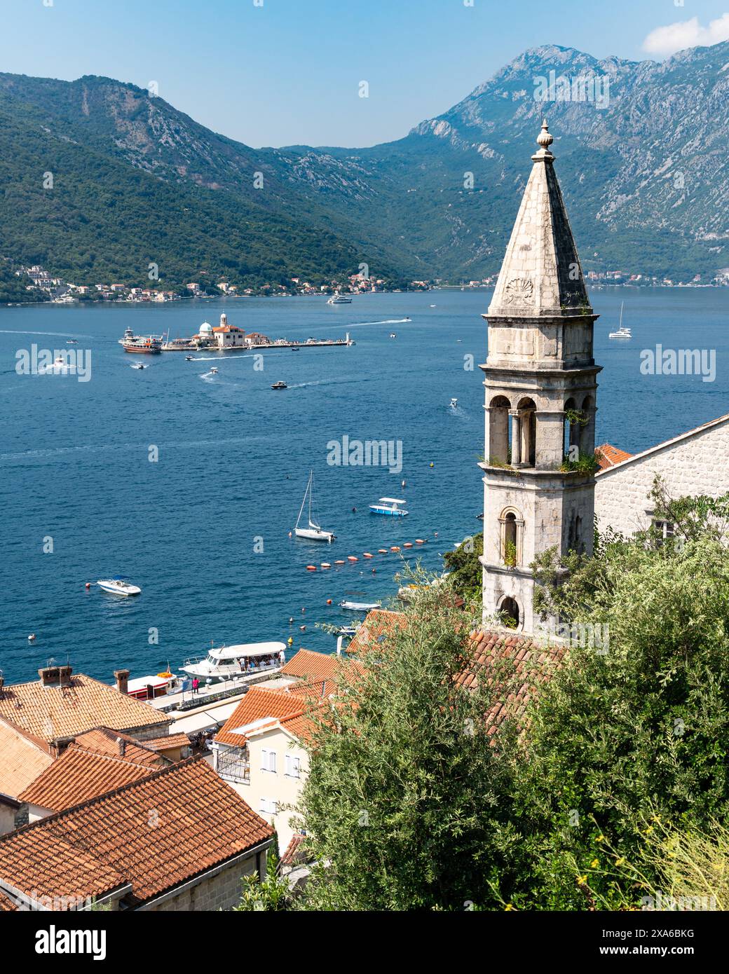 Blick auf die bezaubernde Stadt Perast, umgeben von majestätischen Bergen in Kotor Bay, Montenegro Stockfoto