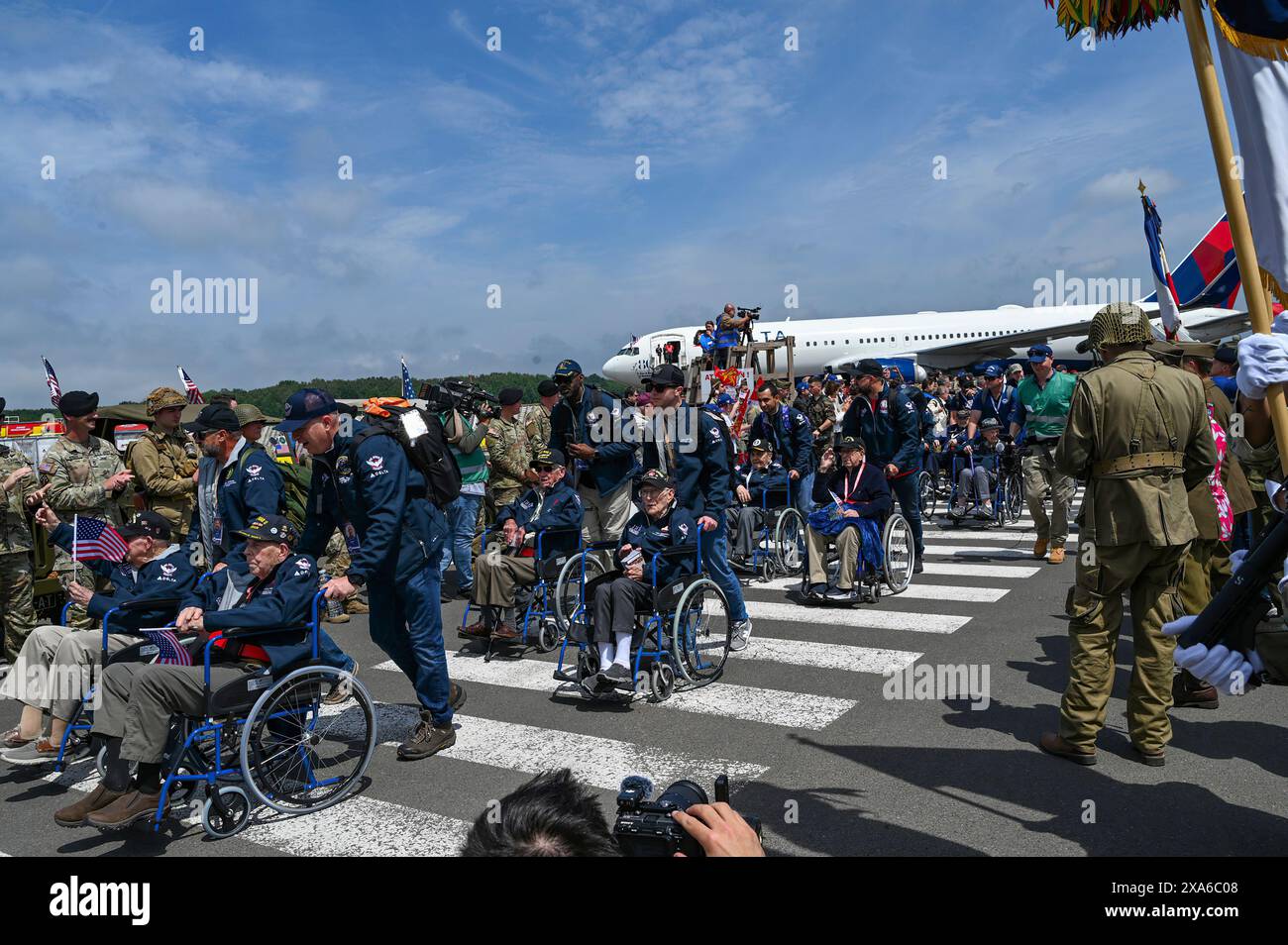 Veteranen des Zweiten Weltkriegs werden von US-Militärs und Gemeindemitgliedern begrüßt, nachdem sie am 3. Juni 2024 in Deauville, Frankreich, zum 80. Jahrestag der D-Day-Feierlichkeiten angekommen sind. Die Gedenkfeier zum D-Day 80 dient der Ehrung der Opfer, die US-Mitglieder vor 80 Jahren zur Sicherung von Frieden und Sicherheit gebracht haben, und der Inspiration künftiger Generationen, eine kollektive Vision des Weltfriedens zu schätzen. (Foto der US-Armee von 1. Sgt. John Etheridge) Stockfoto