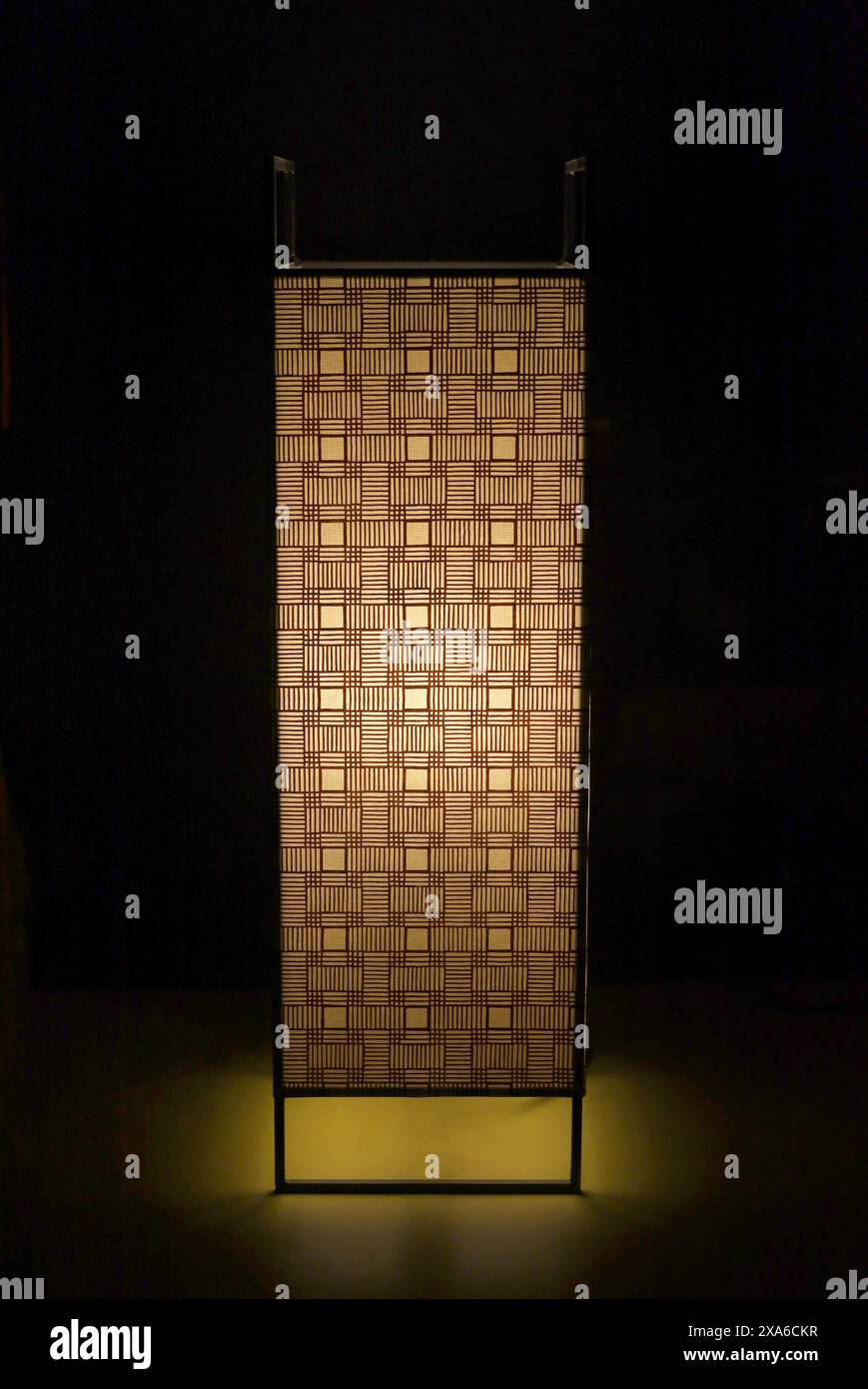 Eine kleine Laterne im japanischen Stil in einem dunklen Flur Stockfoto