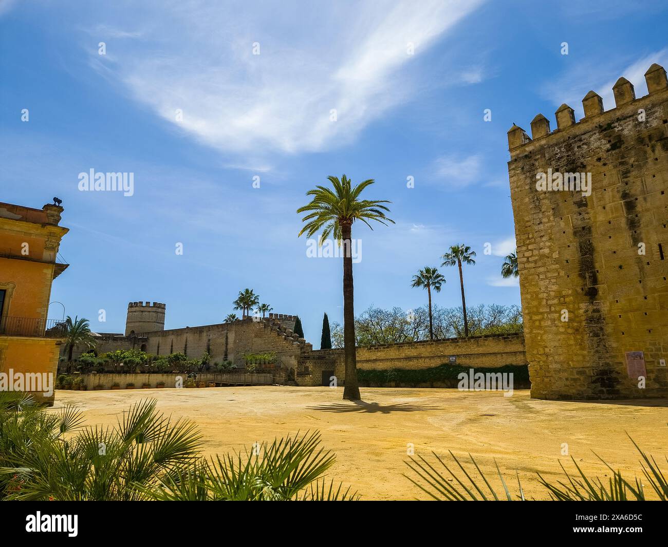 Zwei hohe Türme, flankiert von kleineren Türmen, eingebettet zwischen Palmen in Alcazar Jerez de la Frontera, Andalusien, Spanien Stockfoto