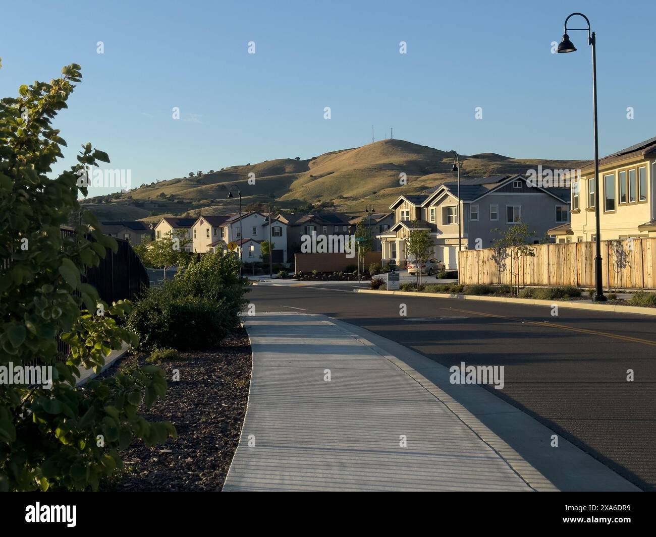 Mehrere Häuser auf einer Straße im Sommer Stockfoto