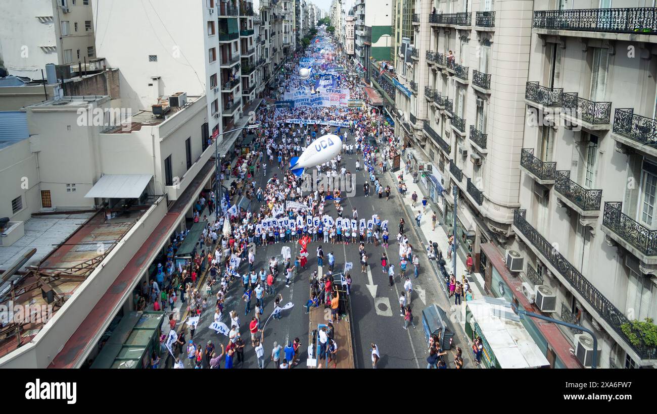Buenos Aires, Argentinien, 6. März 2017: Luftaufnahme des CGT-Marsches in den Straßen von Buenos Aires. Stockfoto