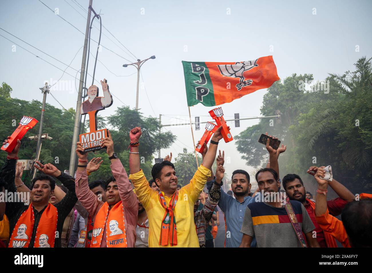 Neu-Delhi, Indien. Juni 2024. Anhänger der Bharatiya Janata Party (BJP), die außerhalb des Hauptquartiers gesehen wurden, um den Sieg der Partei bei den Parlamentswahlen 2024 zu feiern. Die Bharatiya Janata Party ist die Partei, die die meisten Sitze bei den Parlamentswahlen gewann. (Foto: Pradeep Gaur/SOPA Images/SIPA USA) Credit: SIPA USA/Alamy Live News Stockfoto