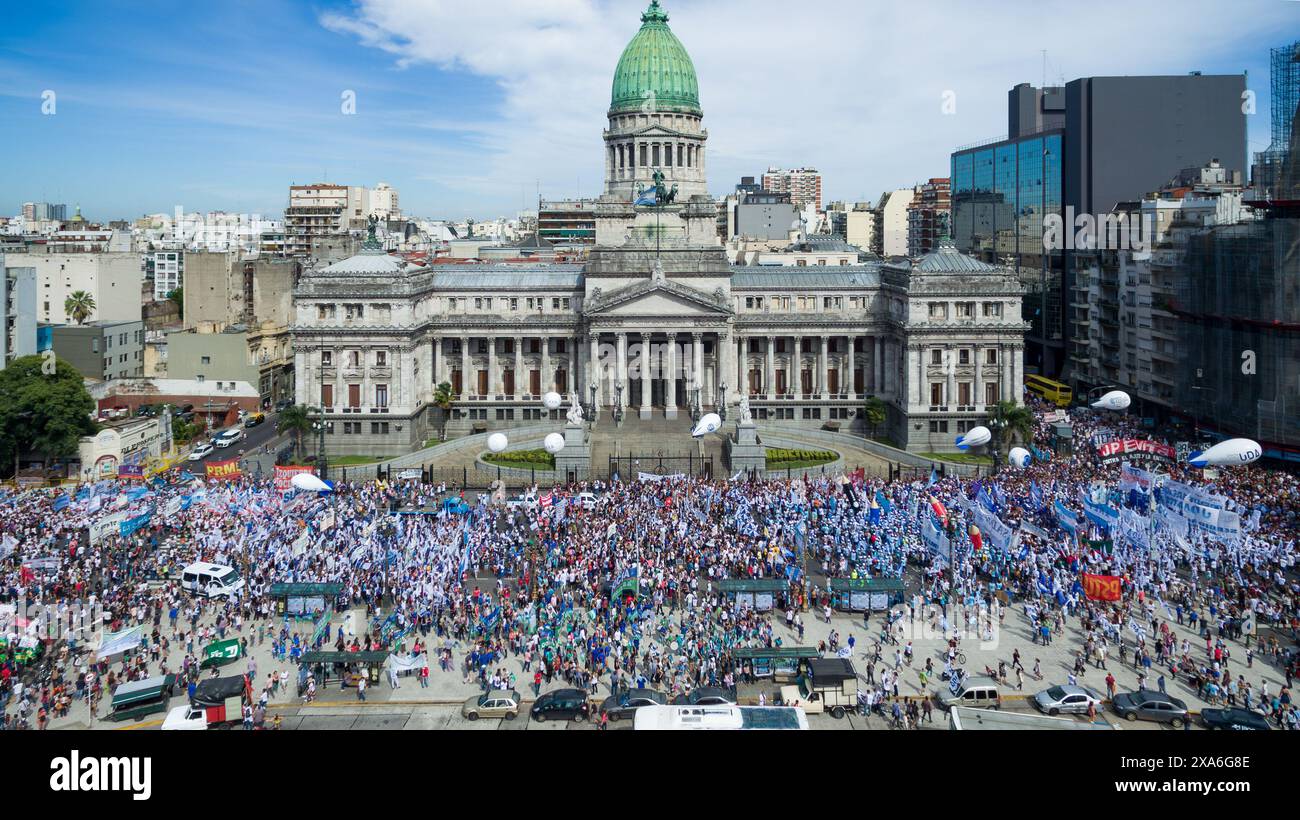 Buenos Aires, Argentinien, 6. März 2017: Luftaufnahme des CGT-Marsches im Palast des Kongresses der argentinischen Nation. Stockfoto