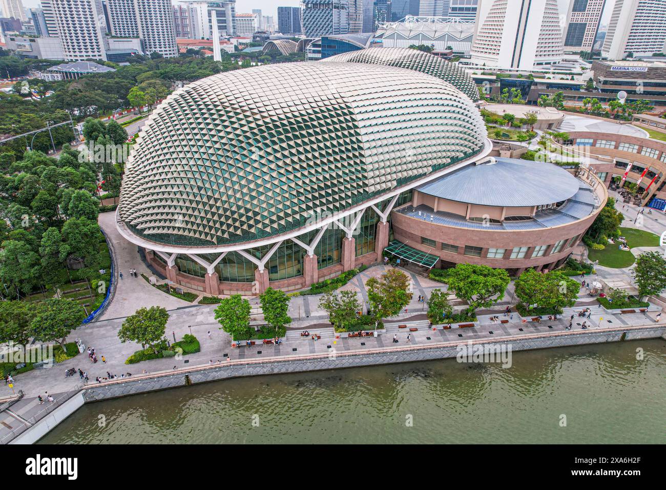 Aus der Vogelperspektive der Esplanade Concert Hall an der Marina Bay in Singapur Stockfoto
