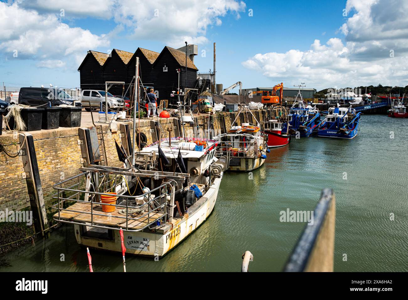 Whistable in Kent gelegen, ist dieses kleine Dorf direkt am Strand der ideale Ort, um Entspannung und Sommerstimmung zu genießen Stockfoto