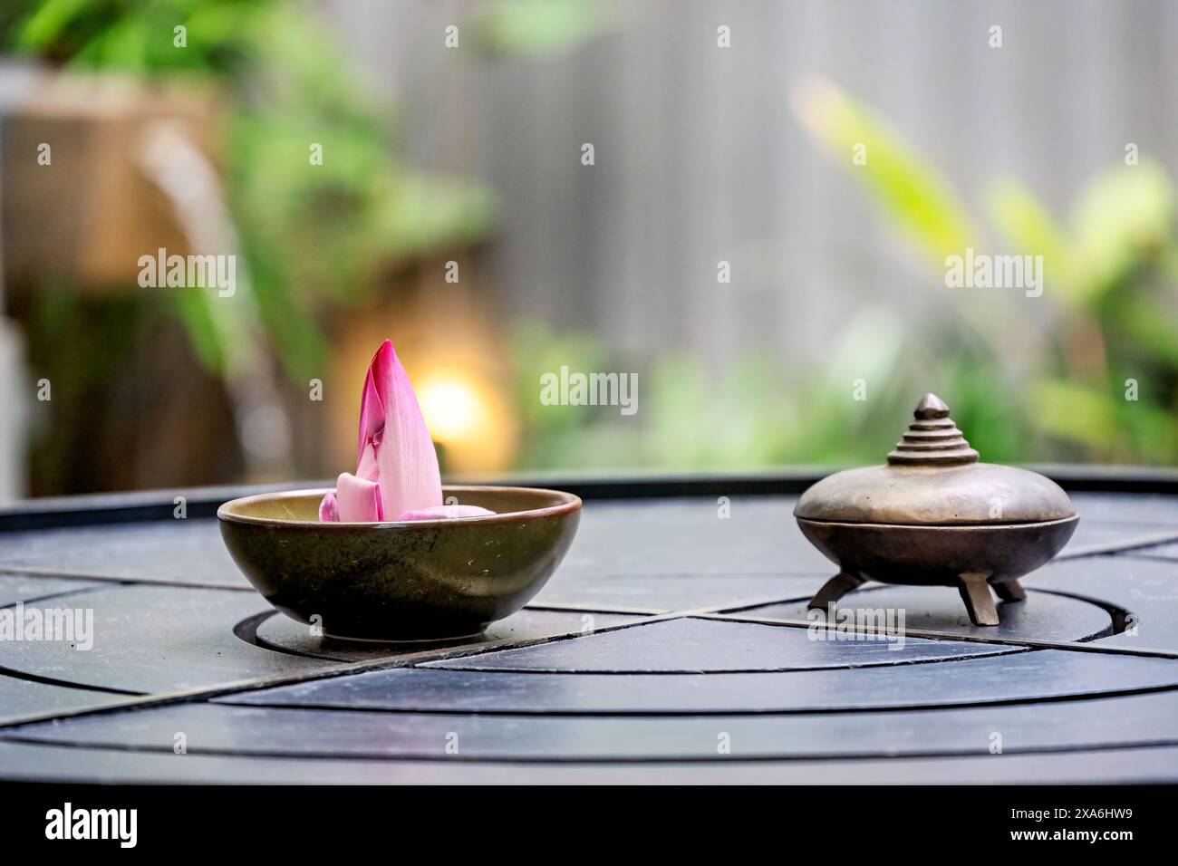 Eine kleine Vase und eine Räucherschale auf einem Tisch. Stockfoto