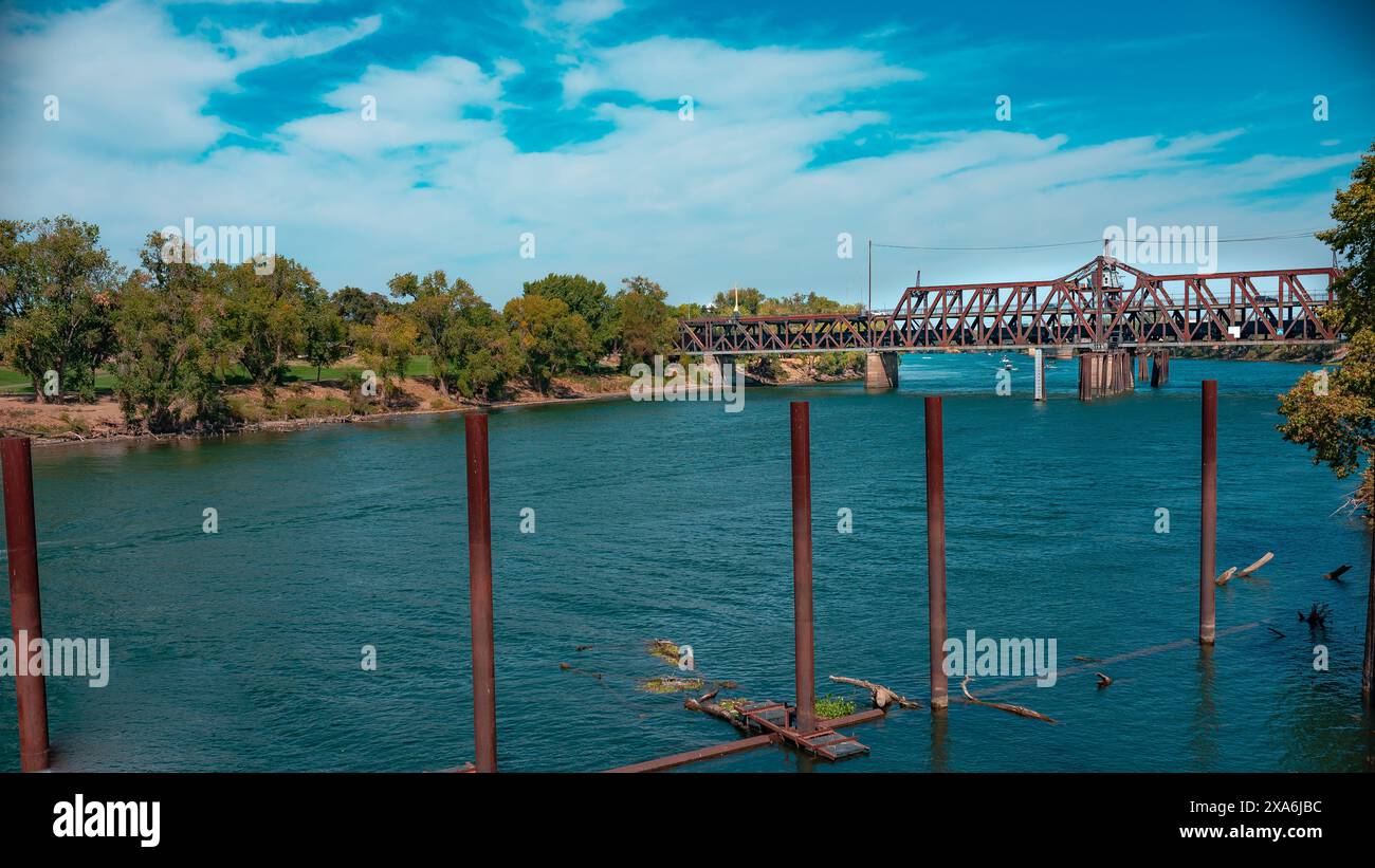 Der Sacramento River an der Sacramento Altstadt an einem sonnigen Tag Stockfoto