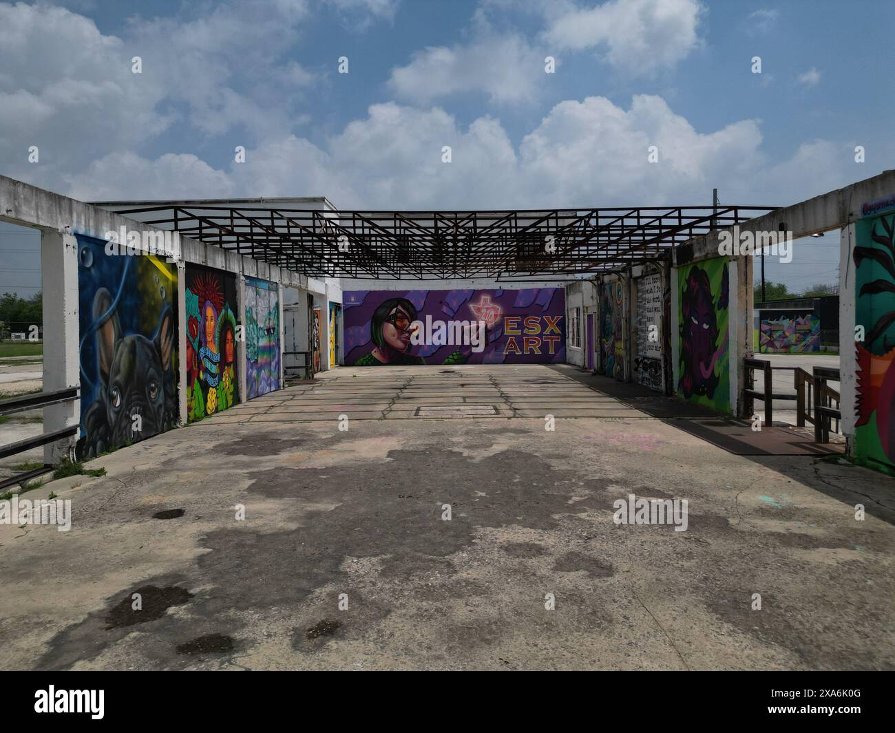 Ein Luftbild aus Graffiti-Gemälden an den Wänden eines Gebäudes in San Antonio, Texas Stockfoto