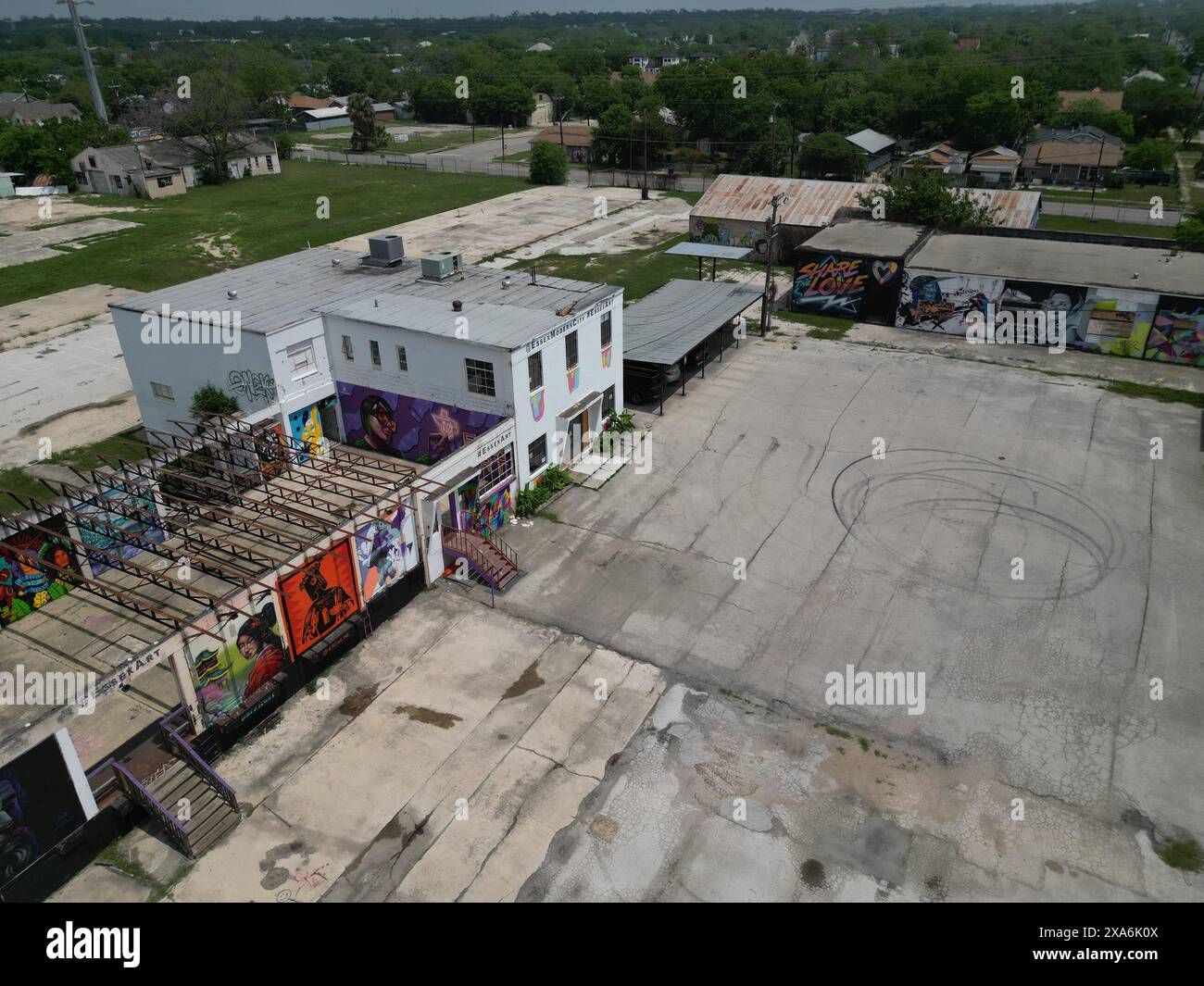 Ein Luftbild aus Graffiti-Gemälden an den Wänden eines Gebäudes in San Antonio, Texas Stockfoto