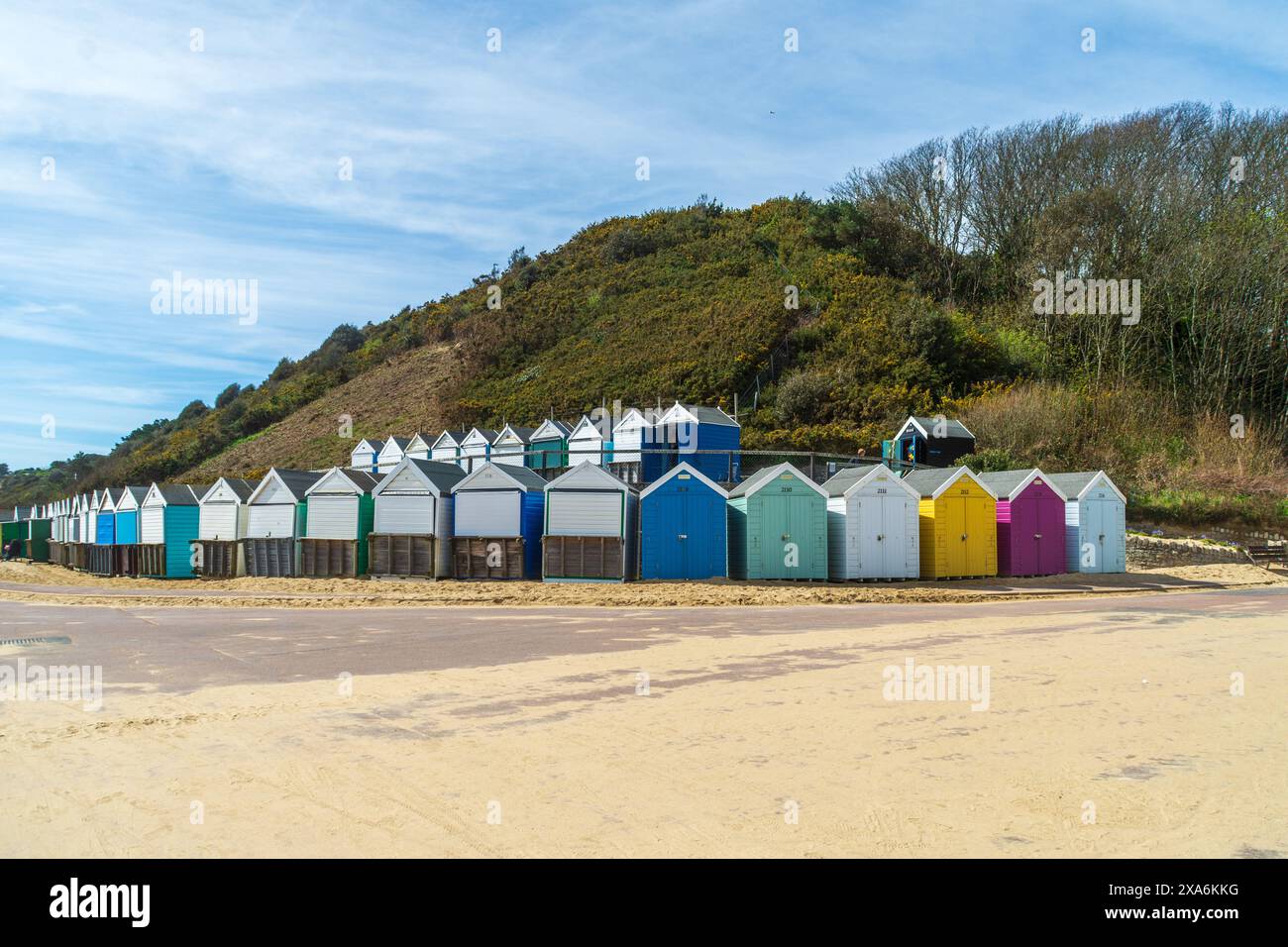 Bournemouth, Großbritannien - 12. April 2024: Strandhütten am Middle Chine Beach. Stockfoto