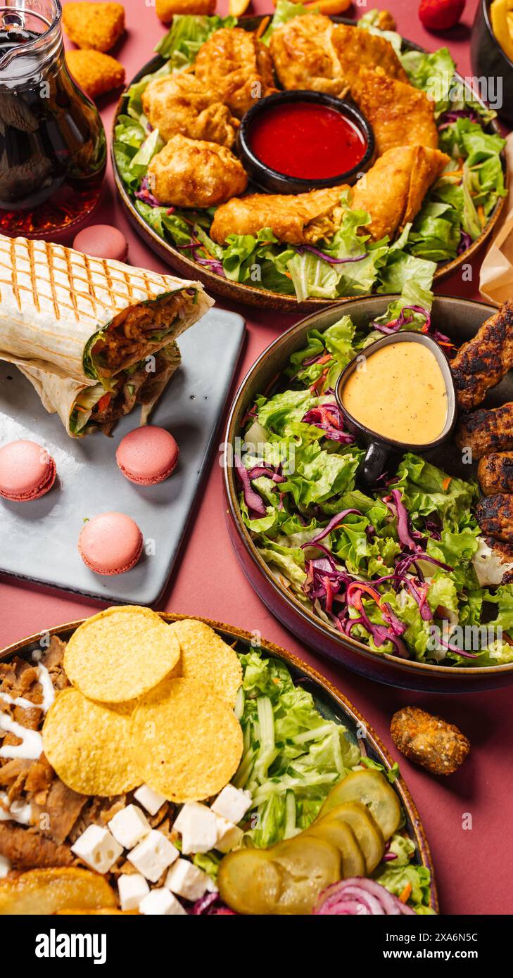 Verschiedene Sandwiches und Tortillas verteilt auf einem Tisch Stockfoto