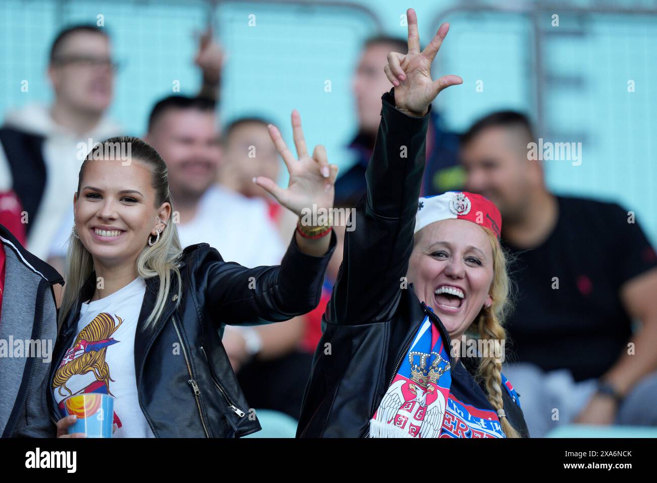 WIEN, WIEN - 4. JUNI: Fans Serbiens beim internationalen Freundschaftsspiel zwischen Österreich und Serbien im Ernst Happel Stadion am 4. Juni 2024 in Wien, Österreich.240604 SEPA 19 119 - 20240604 PD11270 Stockfoto