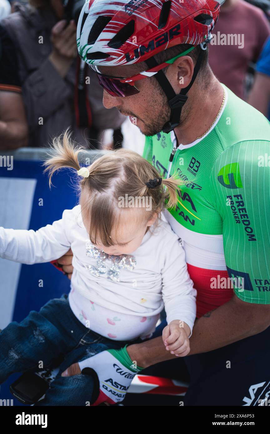 Ein Radfahrer trägt ein Kind Stockfoto