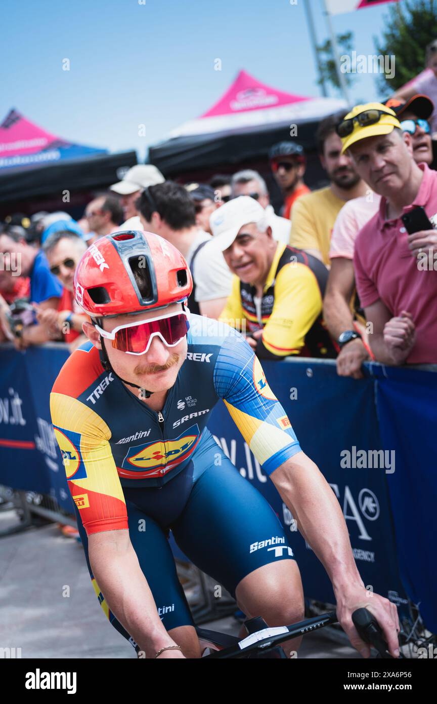 Ein Radfahrer, der an einem Rennen mit Zuschauern im Hintergrund teilnimmt Stockfoto