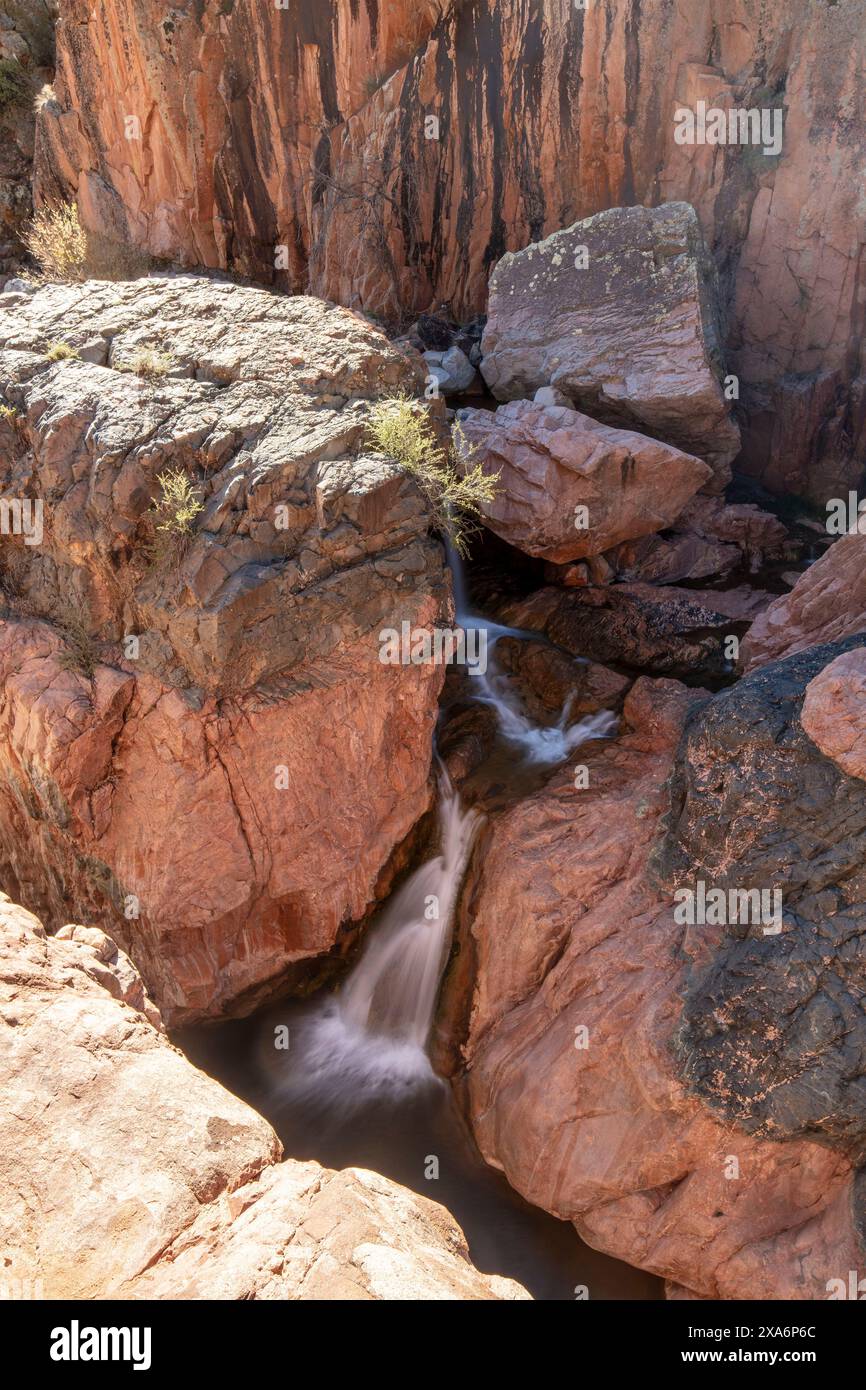 Wundervolle Wasserfälle entlang des herrlichen Water Wheel Falls Wander Trail in der Nähe von Peyson, Arizona (USA). Verführerisch, Erstaunlich, Atemberaubend, Fesselnd, Stockfoto