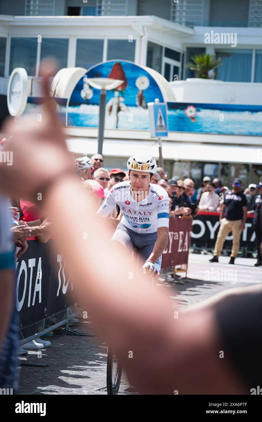 Radfahrer mit roter Flagge macht eine Pause Stockfoto